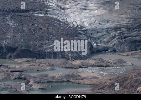 Il ghiacciaio Pasterze è visto dall'alto della Grossglockner Hochalpenstrasse, conosciuta anche come Grossglockner High Alpine Road. È la strada di passo di montagna più alta dell'Austria, che prende il nome dalla montagna più alta dell'Austria. Heiligenblut Carinzia Austria Foto Stock