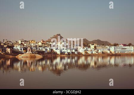 Vista degli edifici che si riflettono sull'acqua del lago, Pushkar, Rajasthan, India. Foto Stock
