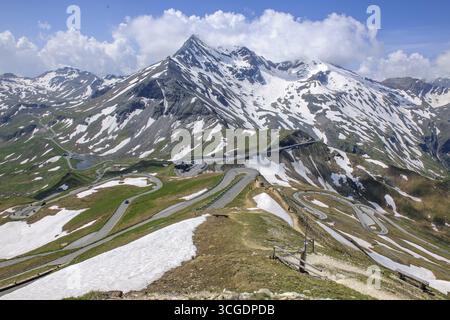 Vista dall'Edelweissgrat Edelweissspitze Edelweisshuette nel massiccio del Grossglockner, il massiccio del Grossglockner su molte curve serpentine che serpeggiano la montagna Foto Stock