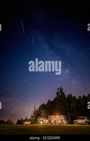 Amatoriale radio Field Day sotto Starry Sky con antenne e camper Foto Stock