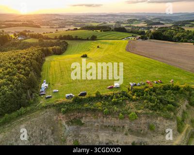 Giornata dilettantistica al tramonto con antenne e camper in campagna Foto Stock