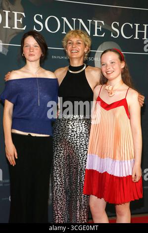 Ninel Geiger, Luise Heyer e Laeni Geiseler bei der Premiere des Kinofilms in Die Sonne schauen / Sound of Falling im Delphi Filmpalast. Berlino, 27.08.2025 *** Ninel Geiger, Luise Heyer e Laeni Geiseler alla prima del film in Die Sonne schauen Sound of Falling al Delphi Filmpalast Berlin, 27 08 2025 foto:XA.xBuggex/xFuturexImagex sonne 5843 Foto Stock