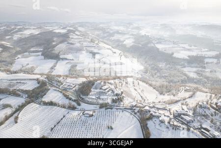 Vigneti innevati a Barolo, piedmonte, Italia Foto Stock