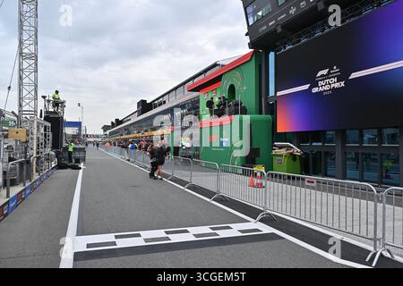 ZANDVOORT, PAESI BASSI - AGOSTO 28: Una visione generale della pit Lane durante le anteprime in vista del Gran Premio di F1 dei Paesi Bassi sul circuito di Zandvoort il 28 agosto 2028 a Zandvoort, Paesi Bassi. (Foto di Vince Mignott/Alamy Live News) Foto Stock