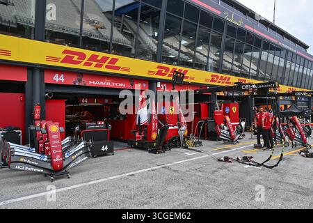 ZANDVOORT, PAESI BASSI - AGOSTO 28: Vista generale del garage della Scuderia Ferrari durante le anteprime in vista del Gran Premio di F1 dei Paesi Bassi sul circuito di Zandvoort il 28 agosto 2028 a Zandvoort, Paesi Bassi. (Foto di Vince Mignott/Alamy Live News) Foto Stock