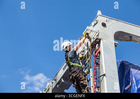 Carico e fissaggio nel porto marittimo della Romania con le pale dei mulini a vento Vestas su una nave da carico. Foto Stock