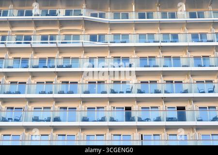 Lisbona, Portogallo - 13 gennaio 2025: File di cabine con balcone su una nave da crociera. Niente persone. Foto Stock