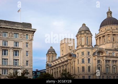 Skyline di Liverpool, intorno ai Royal Albert Docks, al porto delle navi da crociera e all'isola di Mann. Agosto 2025. Foto Stock