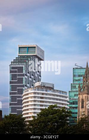 Skyline di Liverpool, intorno ai Royal Albert Docks, al porto delle navi da crociera e all'isola di Mann. Agosto 2025. Foto Stock
