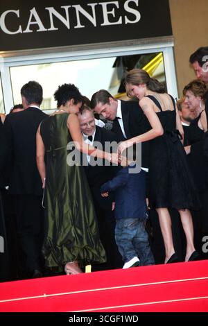 Mariane Pearl e Son Adam con Angelina Jolie e Brad Pitt alla prima di "A Mighty Heart" al Palais des Festivals durante il 60° Festival di Cannes, Francia - 21 maggio 2007 Foto Stock
