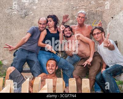 Gruppo di giovani uomini e una donna che festeggiano dopo una partita di "Mölkky" - Preuilly-sur-Claise, Indre-et-Loire (37), Francia. Foto Stock