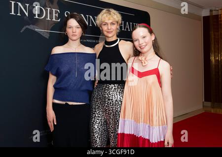 Ninel Geiger, Luise Heyer e Laeni Geiseler bei der Premiere des Kinofilms 'in die Sonne schauen / Sound of Falling' im Delphi Filmpalast. Berlino, 27.08.2025 Foto Stock