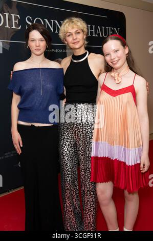 Ninel Geiger, Luise Heyer e Laeni Geiseler bei der Premiere des Kinofilms 'in die Sonne schauen / Sound of Falling' im Delphi Filmpalast. Berlino, 27.08.2025 Foto Stock
