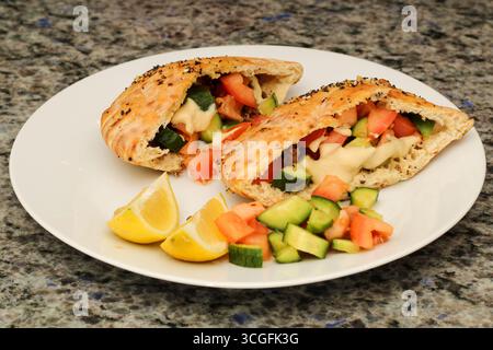 Pane Pita ripieno di verdure fresche e Hummus Foto Stock