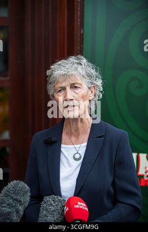 Belfast, Irlanda del Nord. 28 agosto 2025. 28/08/2025 il candidato del presidente irlandese indipendente di Belfast Catherine Connolly visita Belfast Gerry Carroll parlando alla visita di Catherine Connolly a Belfast, ha detto: "Sono lieto di ospitare la candidata presidenziale irlandese, Catherine Connolly TD nella sua visita a West Belfast. Incontreremo gruppi locali e attivisti, oltre a visitare Coláiste Feirste, Raidió Fáilte McAdam' Fiaich, Cultúrlann e i centri femminili Shankill e Falls. Crediti: Bonzo/Alamy Live News Foto Stock