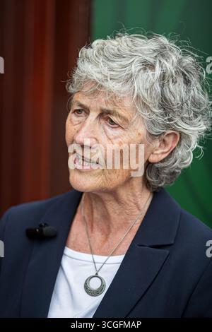 Belfast, Irlanda del Nord. 28 agosto 2025. 28/08/2025 il candidato del presidente irlandese indipendente di Belfast Catherine Connolly visita Belfast Gerry Carroll parlando alla visita di Catherine Connolly a Belfast, ha detto: "Sono lieto di ospitare la candidata presidenziale irlandese, Catherine Connolly TD nella sua visita a West Belfast. Incontreremo gruppi locali e attivisti, oltre a visitare Coláiste Feirste, Raidió Fáilte McAdam' Fiaich, Cultúrlann e i centri femminili Shankill e Falls. Crediti: Bonzo/Alamy Live News Foto Stock