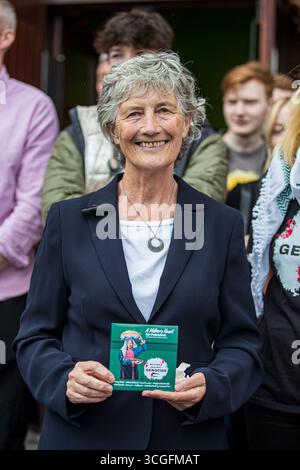 Belfast, Irlanda del Nord. 28 agosto 2025. 28/08/2025 il candidato del presidente irlandese indipendente di Belfast Catherine Connolly visita Belfast Gerry Carroll parlando alla visita di Catherine Connolly a Belfast, ha detto: "Sono lieto di ospitare la candidata presidenziale irlandese, Catherine Connolly TD nella sua visita a West Belfast. Incontreremo gruppi locali e attivisti, oltre a visitare Coláiste Feirste, Raidió Fáilte McAdam' Fiaich, Cultúrlann e i centri femminili Shankill e Falls. Crediti: Bonzo/Alamy Live News Foto Stock