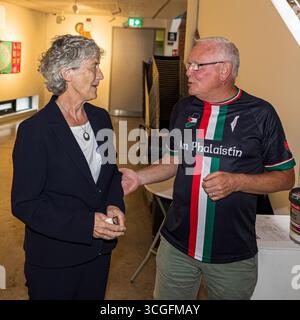Belfast, Irlanda del Nord. 28 agosto 2025. 28/08/2025 il candidato del presidente irlandese indipendente di Belfast Catherine Connolly visita Belfast Gerry Carroll parlando alla visita di Catherine Connolly a Belfast, ha detto: "Sono lieto di ospitare la candidata presidenziale irlandese, Catherine Connolly TD nella sua visita a West Belfast. Incontreremo gruppi locali e attivisti, oltre a visitare Coláiste Feirste, Raidió Fáilte McAdam' Fiaich, Cultúrlann e i centri femminili Shankill e Falls. Crediti: Bonzo/Alamy Live News Foto Stock