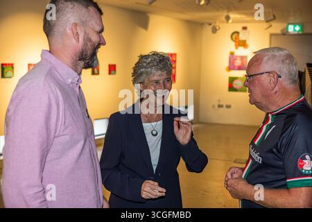 Belfast, Irlanda del Nord. 28 agosto 2025. 28/08/2025 il candidato del presidente irlandese indipendente di Belfast Catherine Connolly visita Belfast Gerry Carroll parlando alla visita di Catherine Connolly a Belfast, ha detto: “Sono lieto di ospitare la candidata presidenziale irlandese, Catherine Connolly TD, durante la sua visita a West Belfast. Ci incontreremo con i gruppi della comunità locale e con i sostenitori della campagna, oltre a visitare i centri femminili di Coláiste Feirste, Raidió Fáilte McAdam Ó Fiaich, Cultúrlann e Shankill e Falls. Crediti: Bonzo/Alamy Live News Foto Stock