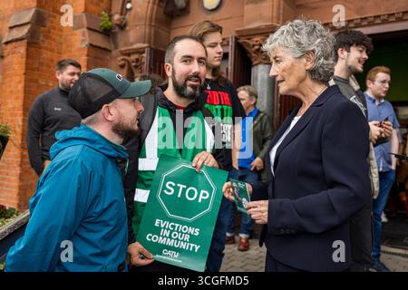Belfast, Irlanda del Nord. 28 agosto 2025. 28/08/2025 il candidato del presidente irlandese indipendente di Belfast Catherine Connolly visita Belfast Gerry Carroll parlando alla visita di Catherine Connolly a Belfast, ha detto: “Sono lieto di ospitare la candidata presidenziale irlandese, Catherine Connolly TD, durante la sua visita a West Belfast. Ci incontreremo con i gruppi della comunità locale e con i sostenitori della campagna, oltre a visitare i centri femminili di Coláiste Feirste, Raidió Fáilte McAdam Ó Fiaich, Cultúrlann e Shankill e Falls. Crediti: Bonzo/Alamy Live News Foto Stock