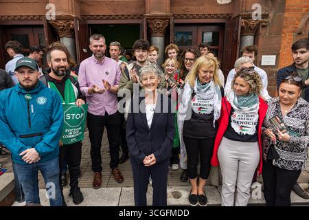Belfast, Irlanda del Nord. 28 agosto 2025. 28/08/2025 il candidato del presidente irlandese indipendente di Belfast Catherine Connolly visita Belfast Gerry Carroll parlando alla visita di Catherine Connolly a Belfast, ha detto: “Sono lieto di ospitare la candidata presidenziale irlandese, Catherine Connolly TD, durante la sua visita a West Belfast. Ci incontreremo con i gruppi della comunità locale e con i sostenitori della campagna, oltre a visitare i centri femminili di Coláiste Feirste, Raidió Fáilte McAdam Ó Fiaich, Cultúrlann e Shankill e Falls. Crediti: Bonzo/Alamy Live News Foto Stock