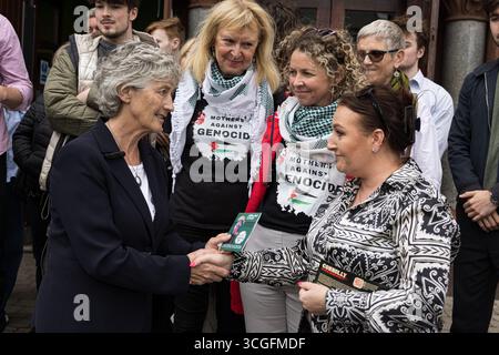 Belfast, Irlanda del Nord. 28 agosto 2025. 28/08/2025 il candidato del presidente irlandese indipendente di Belfast Catherine Connolly visita Belfast Gerry Carroll parlando alla visita di Catherine Connolly a Belfast, ha detto: “Sono lieto di ospitare la candidata presidenziale irlandese, Catherine Connolly TD, durante la sua visita a West Belfast. Ci incontreremo con i gruppi della comunità locale e con i sostenitori della campagna, oltre a visitare i centri femminili di Coláiste Feirste, Raidió Fáilte McAdam Ó Fiaich, Cultúrlann e Shankill e Falls. Crediti: Bonzo/Alamy Live News Foto Stock