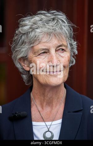 Belfast, Irlanda del Nord. 28 agosto 2025. 28/08/2025 il candidato del presidente irlandese indipendente di Belfast Catherine Connolly visita Belfast Gerry Carroll parlando alla visita di Catherine Connolly a Belfast, ha detto: “Sono lieto di ospitare la candidata presidenziale irlandese, Catherine Connolly TD, durante la sua visita a West Belfast. Ci incontreremo con i gruppi della comunità locale e con i sostenitori della campagna, oltre a visitare i centri femminili di Coláiste Feirste, Raidió Fáilte McAdam Ó Fiaich, Cultúrlann e Shankill e Falls. Crediti: Bonzo/Alamy Live News Foto Stock