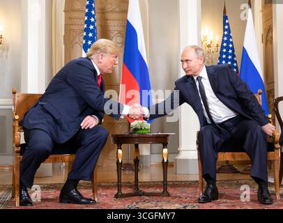 DONALD TRUMP stringe la mano al presidente russo Vladimir Putin al vertice di Helsinki del 16 luglio 2018 Foto Stock
