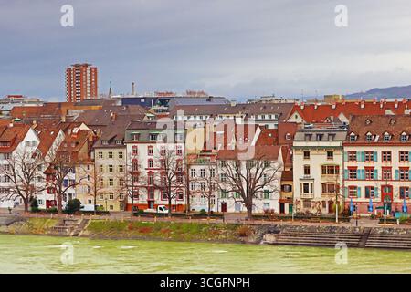 Le vecchie case lungo il fiume Reno, Basilea, Svizzera Foto Stock