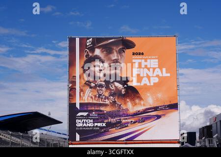 Una vista generale di un banner del Gran Premio d'Olanda 2025 con piloti di Formula uno sul circuito di Zandvoort, Olanda. Data foto: Giovedì 28 agosto 2025. Foto Stock