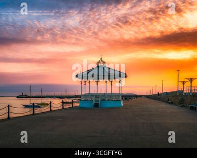 Cielo colorato all'alba sul molo est di Dún Laoghaire Foto Stock