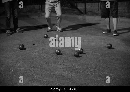 Bocce di metallo sul campo di gioco osservate dalle persone. Foto di alta qualità Foto Stock