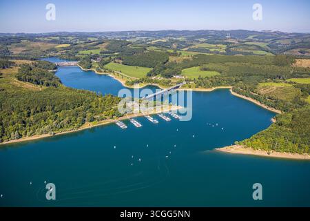Luftbild, Listertalsperre und Staumauer, Waldgebiet, Doppelstockbrücke Listertal der Landesstraße L512, Yacht-Club Lister am Biggesee e.V. mit Anlegestelle, Listerscheid, Attendorn, Sauerland, Nordrhein-Westfalen, Deutschland ACHTUNGxMINDESTHONORARx60xEURO *** Vista aerea, Listertalsperre e muro della diga, area forestale, ponte a due piani Listertal della strada statale L512, Yacht Club Lister am Biggesee e V con atterraggio, Listerscheid, Attendorn, Sauerland, Renania settentrionale-Vestfalia, Germania ACHTUNGxMINDESTHONORARx60xEURO Foto Stock