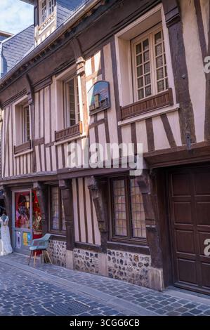 Vecchi edifici incorniciati in legno a Honfleur, Normandia, Francia. Foto Stock