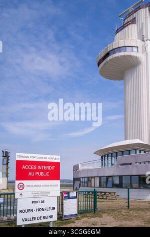 Il porto di Honfleur ha una moderna torre di controllo radar situata all'ingresso della Senna, che regola il traffico sull'estuario del fiume Senna. Foto Stock