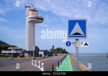 Il porto di Honfleur ha una moderna torre di controllo radar situata all'ingresso della Senna, che regola il traffico sull'estuario del fiume Senna. Foto Stock