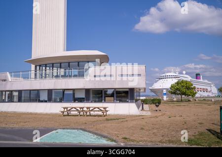 Il porto di Honfleur ha una moderna torre di controllo radar situata all'ingresso della Senna, che regola il traffico sull'estuario del fiume Senna. Foto Stock