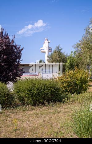 Il porto di Honfleur ha una moderna torre di controllo radar situata all'ingresso della Senna, che regola il traffico sull'estuario del fiume Senna. Foto Stock