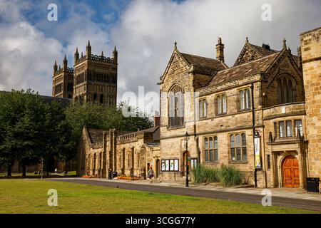 Una mattinata d'estate soleggiata su Palace Green, dominata dalle antiche torri della Cattedrale, città di Durham, Inghilterra. Foto Stock