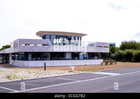 Il porto di Honfleur ha una moderna torre di controllo radar situata all'ingresso della Senna, che regola il traffico sull'estuario del fiume Senna. Foto Stock