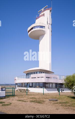 Il porto di Honfleur ha una moderna torre di controllo radar situata all'ingresso della Senna, che regola il traffico sull'estuario del fiume Senna. Foto Stock