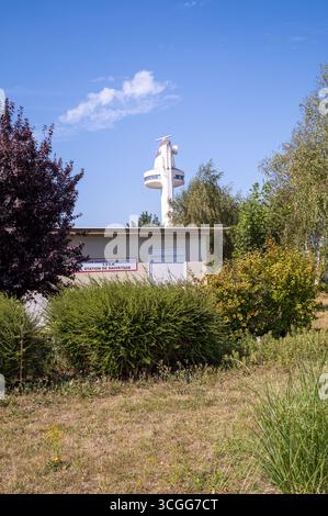 Il porto di Honfleur ha una moderna torre di controllo radar situata all'ingresso della Senna, che regola il traffico sull'estuario del fiume Senna. Foto Stock
