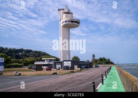 Il porto di Honfleur ha una moderna torre di controllo radar situata all'ingresso della Senna, che regola il traffico sull'estuario del fiume Senna. Foto Stock