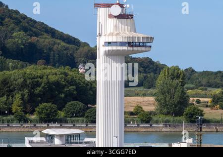 Il porto di Honfleur ha una moderna torre di controllo radar situata all'ingresso della Senna, che regola il traffico sull'estuario del fiume Senna. Foto Stock