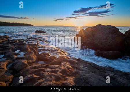 Tramonto sulla baia di Fundy lungo una costa rocciosa, nuova Scozia, Canada. Foto Stock
