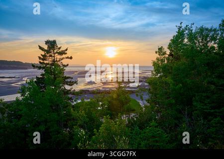 Tramonto con la bassa marea sul bacino di Minas nella baia di Fundy a Walton, nuova Scozia, Canada. Foto Stock