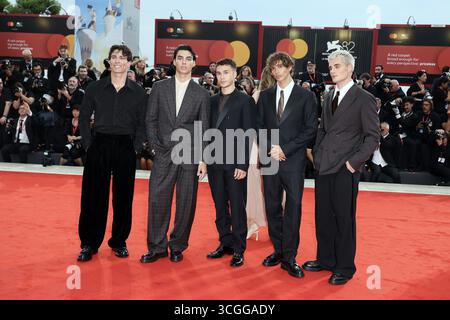 Venezia, ITALIA - agosto 27: VENEZIA, ITALIA - AGOSTO 27: (L-R) Tim Schaecker, Jacob Rott, Julien Brown, bene Schulz e Luis Freitag partecipano al Red carpet "la Grazia" durante la 82a Mostra Internazionale d'Arte cinematografica di Venezia il 27 agosto 2025 a Venezia. Foto Stock