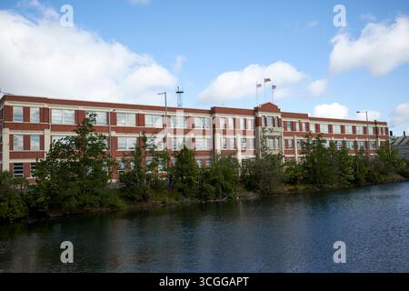 il lago victoria park guarda attraverso il connettente verso l'ex fabbrica di aerei corti short brothers east belfast irlanda del nord regno unito Foto Stock