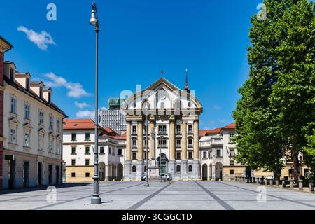 Chiesa delle Orsoline della Santissima Trinità e Piazza dei Congressi a Lubiana in Slovenia. Foto Stock