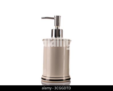 Sapone liquido in vaso in ceramica, isolato su sfondo bianco, primo piano Foto Stock